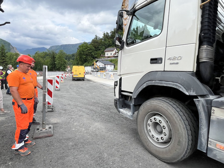 Sprostitev prometa skozi nov most v Stranjah (1)